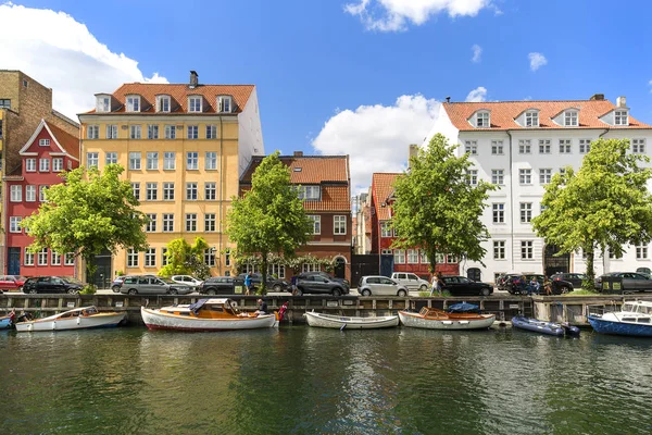 Цветные дома на канале в городе, пришвартованные лодки, Копли, Дания — стоковое фото
