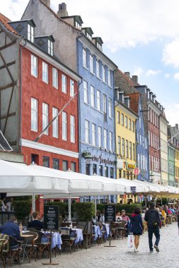 Nyhavn kanal üzerinde Colorfur evler, insanların kalabalık, Kopenhag, Danimarka