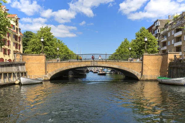 Brücke über den Kanal in der Stadt, Nyhavn, Kopenhagen, Dänemark — Stockfoto