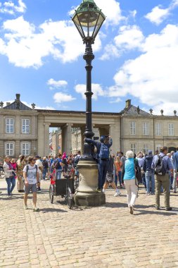 Amalienborg sarayının önündeki avluda güvenlik görevlisinin değişimini bekleyen turistler, Kopenhag, Danimarka