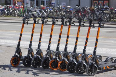 Şehir merkezinde sokakta Scooter kiralama, Kopenhag, Danimarka