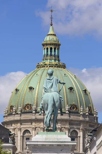 Iglesia de mármol del siglo XVIII y estatua del rey Federico V, Copenhague, Dinamarca — Foto de Stock