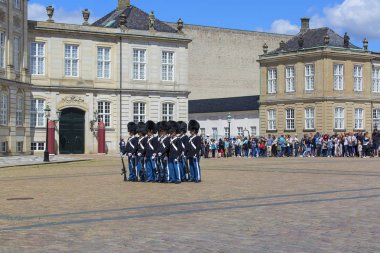 Amalienborg Sarayı önündeki avluda nöbet değişimi, Kopenhag, Danimarka
