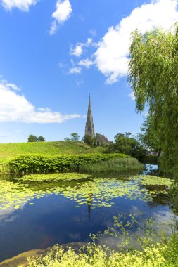 Churchillparken St Alban gotik Kilisesi Kastellet ve Gefion Çeşmesi yanında bulunan, Kopenhag, Danimarka