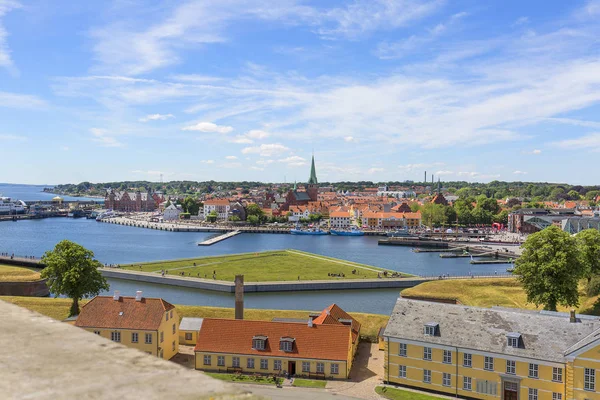 Бывшие военные казармы на окраине Кронборгского замка, вид на Оресунский пролив и панораму города, Хельсингор, Дания — стоковое фото