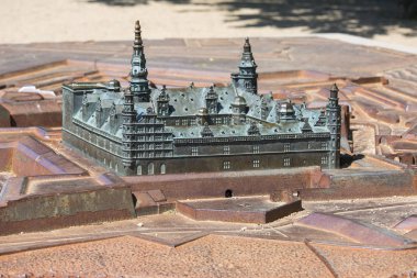 Oresund Boğazı'ndaki Ortaçağ Kronborg Kalesi, körler için minyatür, Helsingor, Danimarka