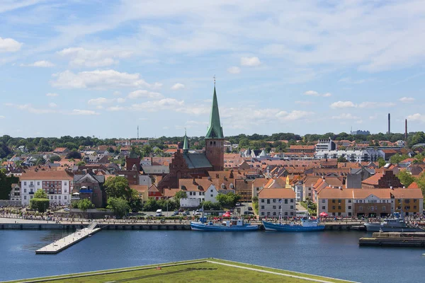 Вид на город со стороны Эресуннского пролива, панорама с башни замка в Феборге, Хельсингор, Дания — стоковое фото