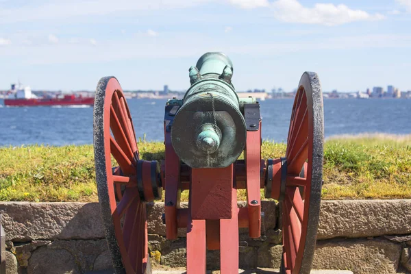 Vieux canon devant le château de Kronborg sur le détroit d'Oresund, mer Baltique, Helsingor, Danemark — Photo