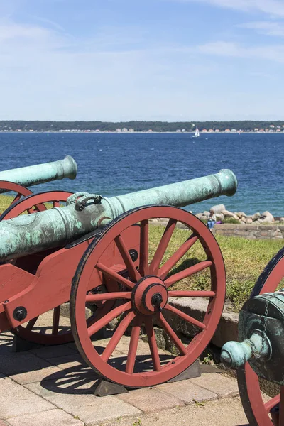 Vieux canons devant le château de Kronborg sur le détroit d'Oresund, mer Baltique, Helsingor, Danemark — Photo