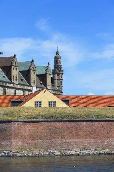 Средневековый замок Иборг на берегу Эресуннского пролива, Балтийское море, Хельсингор, Дания — стоковое фото