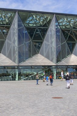 Kültür Merkezi, Kulturvaerftet, sahil şeridinde modern bina, Helsingor, Danimarka