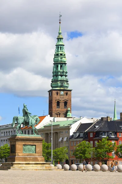 Jezdecká socha krále Fridricha VII. před Christiansborgu, Kodaň, Dánsko — Stock fotografie