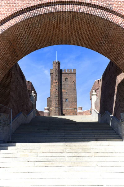 Terrasstrapporna, escalera monumental con terrazas en el complejo Konung Oscar II además de la torre de la fortaleza Karnan, Helsingborg, Suecia —  Fotos de Stock