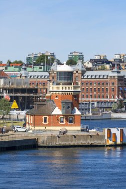 Şehrin denizinden görünüm, limanda deniz feneri, Helsingbor, İsveç