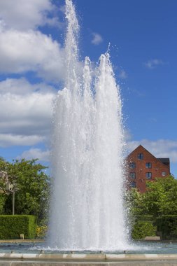 Amalienborg sarayının avlusuna girmeden önce Amaliehaven çeşmesi, Kopenhag, Danimarka