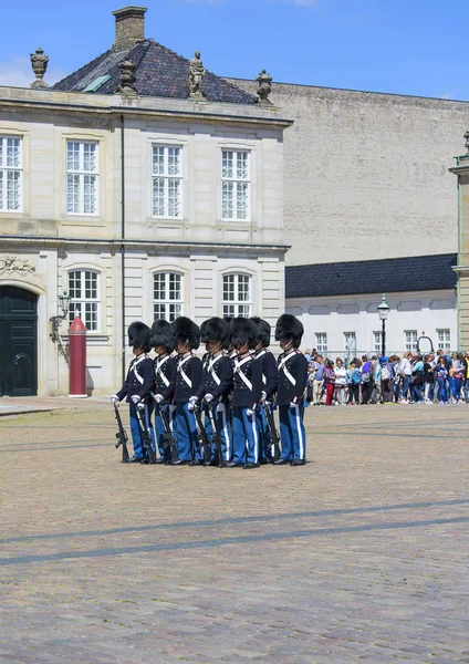 Amalienborg Sarayı önündeki avluda nöbet değişimi, Kopenhag, Danimarka