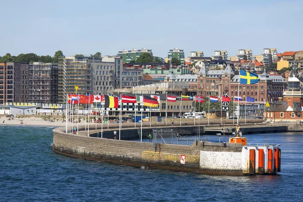 Вид на море города, порт с международными флагами, Хельсингборг, Швеция — стоковое фото