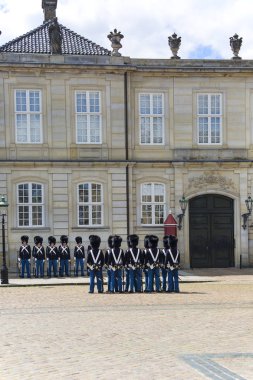 Amalienborg Sarayı önündeki avluda nöbet değişimi, Kopenhag, Danimarka
