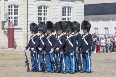 Amalienborg Sarayı önündeki avluda nöbet değişimi, Kopenhag, Danimarka
