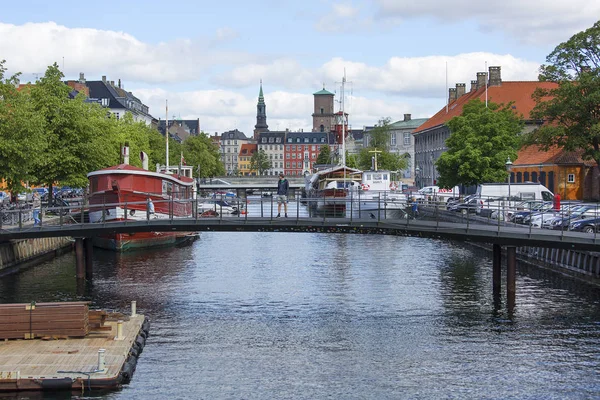 Водный канал в центре города с пришвартованными кораблями, Копенгаген, Дания — стоковое фото