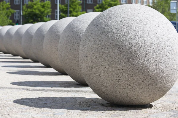 Декоративные большие каменные сферы на Дворцовой площади Кристиансборга, Копенгаген, Дания — стоковое фото