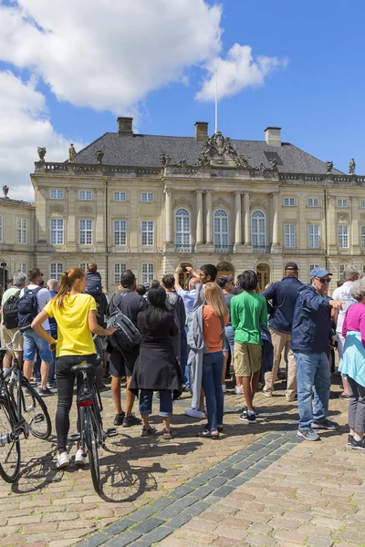 Amalienborg sarayı, Kopenhag, Danimarka önünde nöbet değişimi bekleyen insanlar