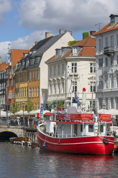 Цветные дома на канале в Нюхавне, пришвартованные лодки, Коппель, Дания — стоковое фото