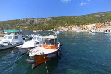 Adriyatik Denizi'ndeki limana, demirli teknelere ve eski binalara bakış, Vis Adası, Komiza, Hırvatistan