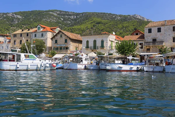 Vista sul porto sul mare Adriatico, barche ormeggiate e vecchi edifici, isola di Vis, Komiza, Croazia — Foto Stock
