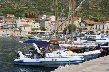 Adriyatik Denizi'ndeki limana, demirli teknelere ve eski binalara bakış, Vis Adası, Komiza, Hırvatistan