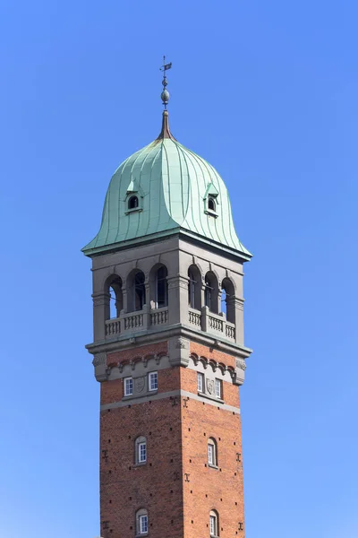 Torre de edifício histórico na Praça da Câmara Municipal no centro da cidade, Copenhague, Dinamarca — Fotografia de Stock