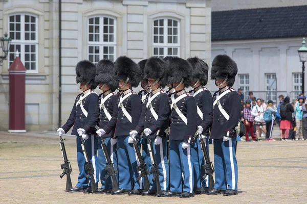 A védőszerkezet cseréje az udvaron, az Amalienborg palota előtt, Koppenhága, Dánia — Stock Fotó