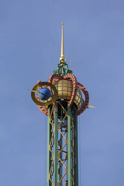 Star Flyer körhinta a vidámparkban, Tivoli Gardens, kilátás a dekoratív tetején, Koppenhága, Dánia — Stock Fotó