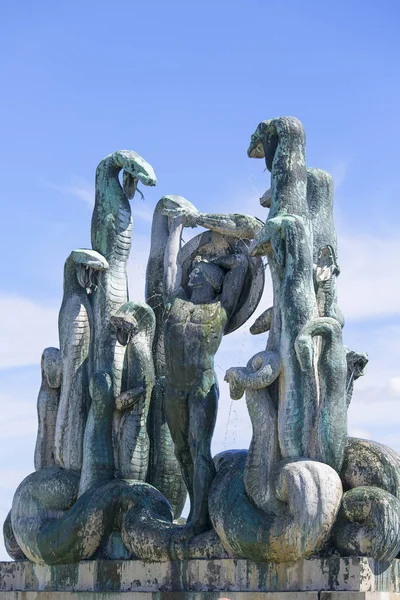 Bronzestatue Herkules und Hydra, mythologische Figur eines Helden im Kampf gegen vielköpfige Schlange, Helsingor, Dänemark — Stockfoto