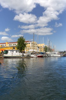 Güneşli bir günde şehirde kanal, Kopenhag, Danimarka 'da rıhtıma demirlemiş tekneler.