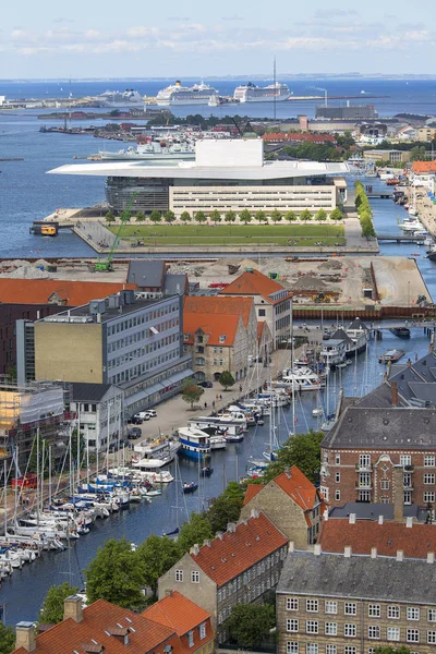 Вид с воздуха на город, неофутуризм Copenhagen Opera House, Копенгаген, Дания — стоковое фото