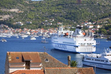 Şehrin ve limanın Split ve Vis, Vis, Hırvatistan 'ı birbirine bağlayan yolcu feribotuyla görüntüsü