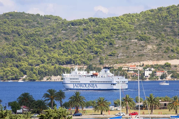 Passager ferry qui relie Split et Vis, naviguant sur la mer près du port de Vis, Vis, Croatie — Photo