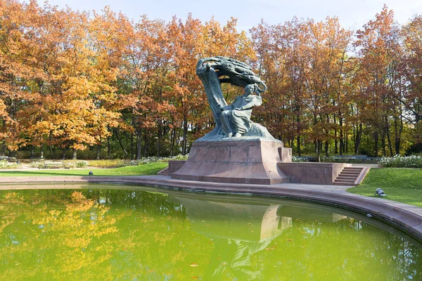 Estatua de Chopin, compositor polaco y virtuoso pianistin, Varsovia Royal Baths Park, Varsovia, Polonia — Foto de Stock