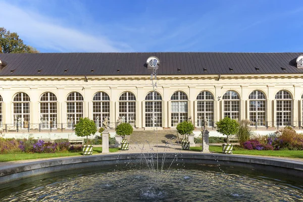 Old Orangery, estufa classicista do século XVIII em Varsóvia Royal Baths Park, Varsóvia, Polônia — Fotografia de Stock