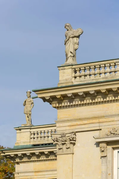 Palacio en la Isla, Palacio de los Baños, Palacio clasicista en Varsovia Royal Baths Park, esculturas en fachada, Varsovia, Polonia — Foto de Stock