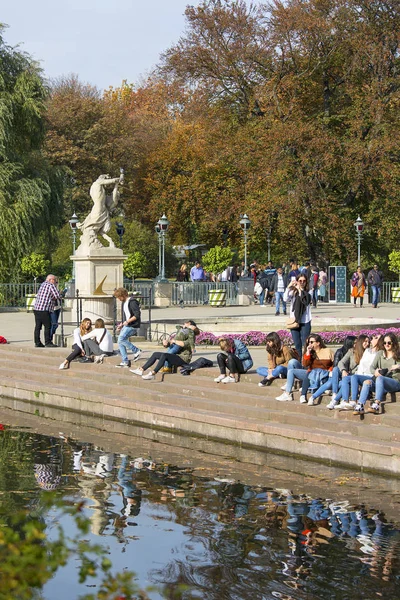 Grupo de turistas frente al Palacio de la Isla, Varsovia Royal Baths Park, Varsovia, Polonia —  Fotos de Stock