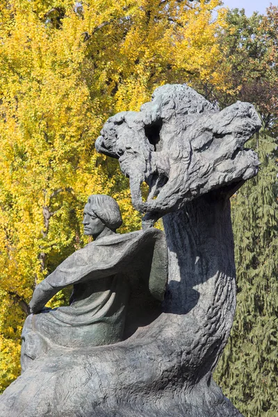 Chopin-Statue, polnischer Komponist und virtuose Pianistin, Warschauer Kurpark, Warschau, Polen — Stockfoto