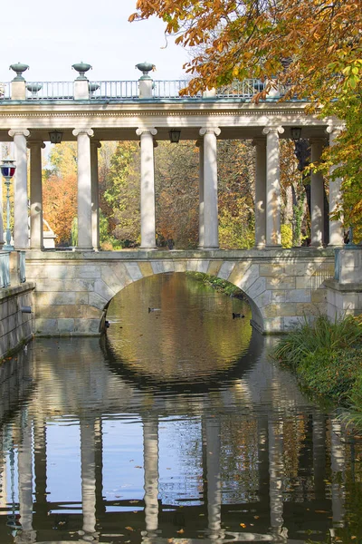 Palacio en la Isla, Palacio de los Baños, Palacio clasicista en Varsovia Royal Baths Park, Varsovia, Polonia — Foto de Stock