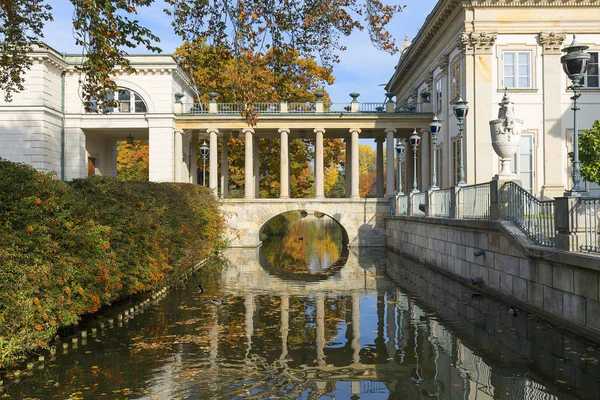 Paleis op het eiland, Paleis van Baden, classicistisch paleis in het Royal Baths Park van Warschau, Polen — Stockfoto
