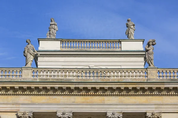 Palacio en la Isla, Palacio de los Baños, Palacio clasicista en Varsovia Royal Baths Park, Varsovia, Polonia — Foto de Stock