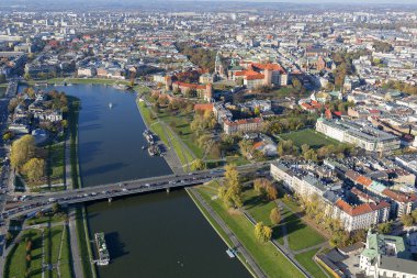 Şehrin balon görüntüsü, Wawel Katedrali, Vistula Nehri ve Grunwald Köprüsü, Krakow, Polonya