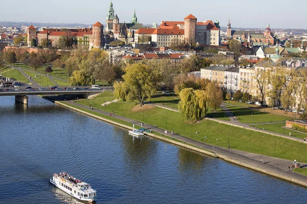 Vista aérea en globo de la ciudad, Castillo Real de Wawel con Catedral de Wawel, Río Vístula y Puente Grunwald, Cracovia, Polonia — Foto de Stock