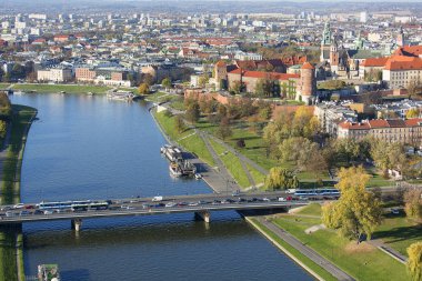 Şehrin balon görüntüsü, Wawel Katedrali, Vistula Nehri ve Grunwald Köprüsü, Krakow, Polonya