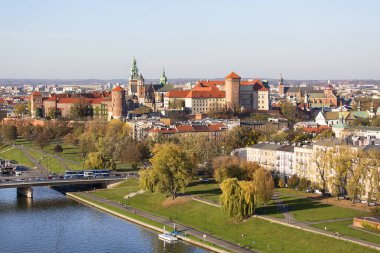 Şehrin balon görüntüsü, Wawel Katedrali, Vistula Nehri ve Grunwald Köprüsü, Krakow, Polonya